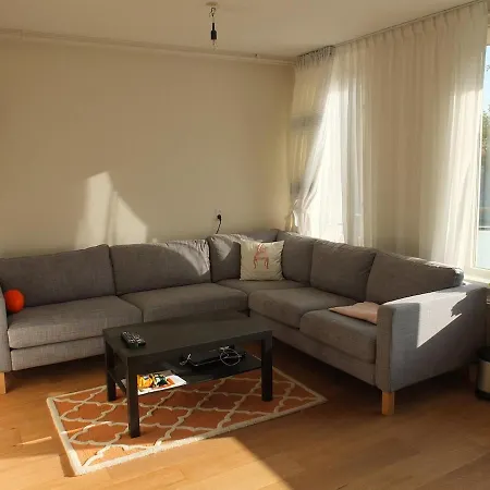 Cozy 2 Bedroom Away From *
