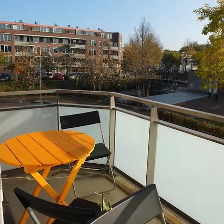 아파트 Cozy 2 Bedroom Away From 암스테르담