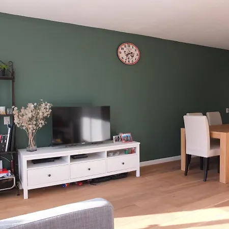 Cozy 2 Bedroom Away From *