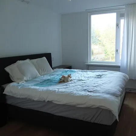 Cozy 2 Bedroom Away From Amesterdão