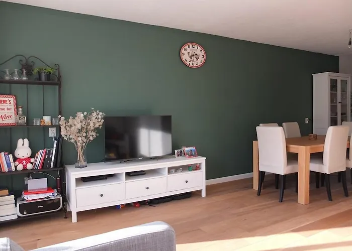 Cozy 2 Bedroom Away From *